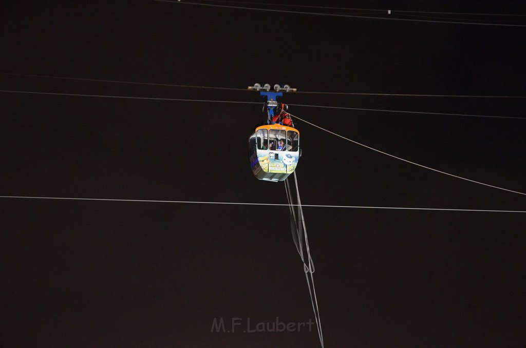 Einsatz BF Hoehenretter Koelner Seilbahn Hoehe Zoobruecke P2470.JPG